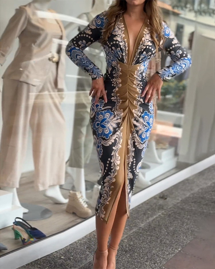Vestido estampado plisado con cuello en V y manga larga